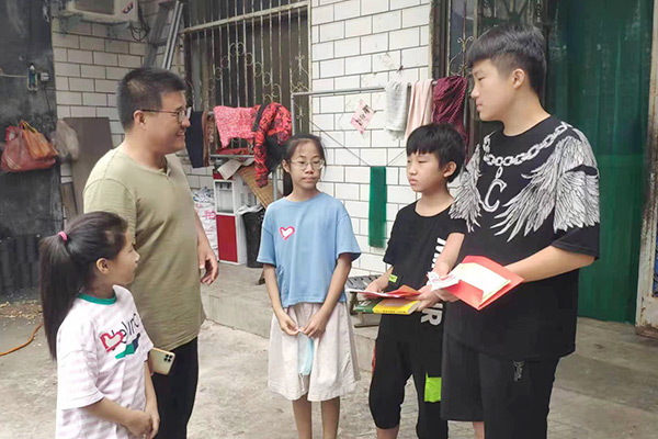 新鄉(xiāng)長城集團愛心家庭攜手輝縣義工“愛心助學，點亮希望”