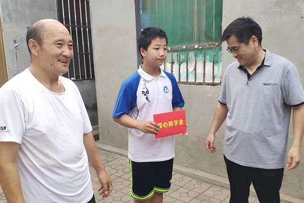 新鄉(xiāng)長城集團愛心家庭攜手輝縣義工“愛心助學，點亮希望”