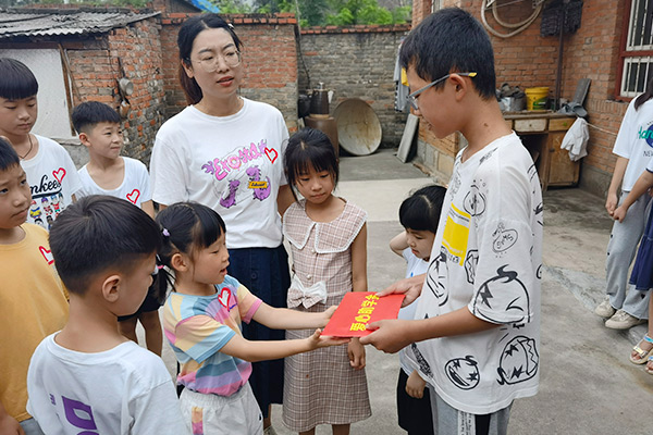 新鄉(xiāng)長城集團愛心家庭攜手輝縣義工“愛心助學，點亮希望”
